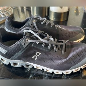 These are grey, cloudtec, ON shoes in excellent condition. Size 11.5.